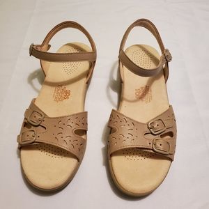 SAS beige duo tripad ankle strap sandale size 7.5